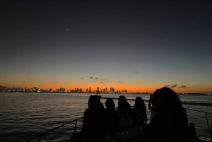 Miami Beach: Private Yacht Trip with Champagne