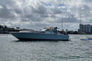 Miami: Private Yacht Rental Tour with Champagne and Snorkel