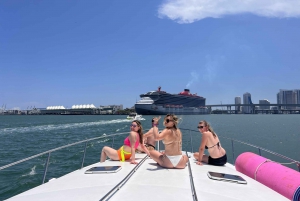 Miami: Private Yacht Rental Tour with Champagne and Snorkel