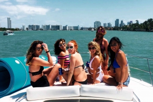 Miami: Private Yacht Tour with Champagne & Amenities