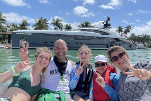 North Bay Village: Private 22-Foot Bayliner Charter