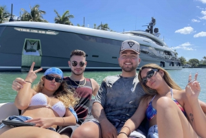 North Bay Village: Private 22-Foot Bayliner Charter