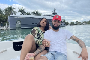 North Bay Village: Private 22-Foot Bayliner Charter