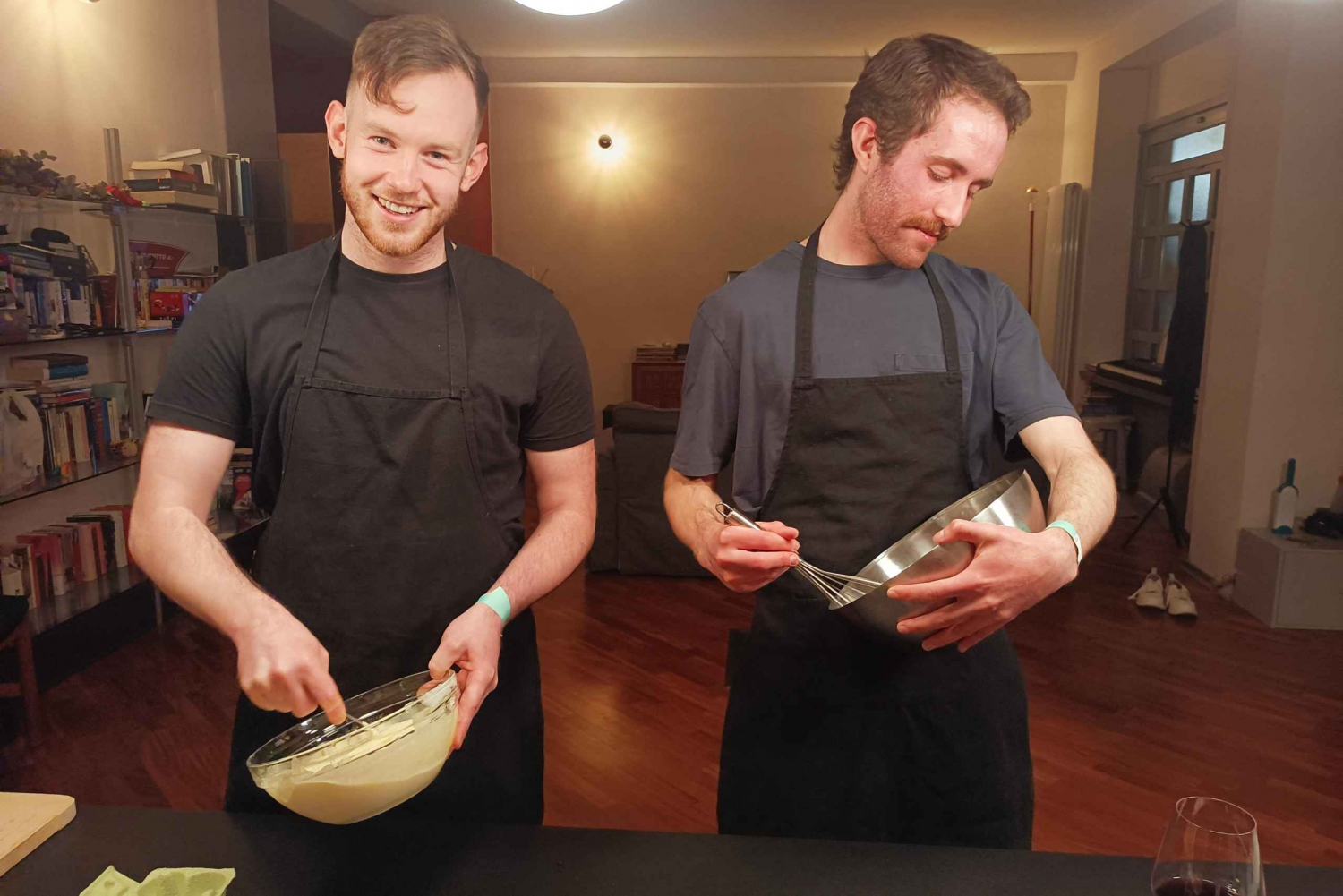 Pienryhmän viihtyisä ruoanlaittokurssi tyypillisessä milanolaisessa kodissa