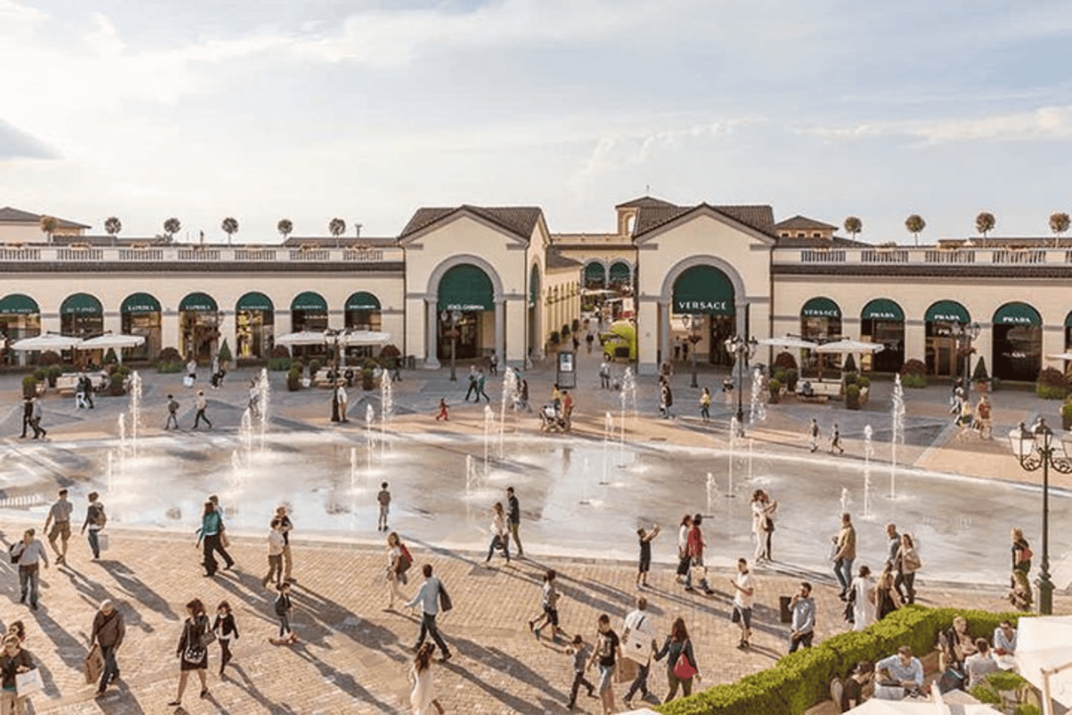 Serravalle Outlet: tour guidato privato da Milano.