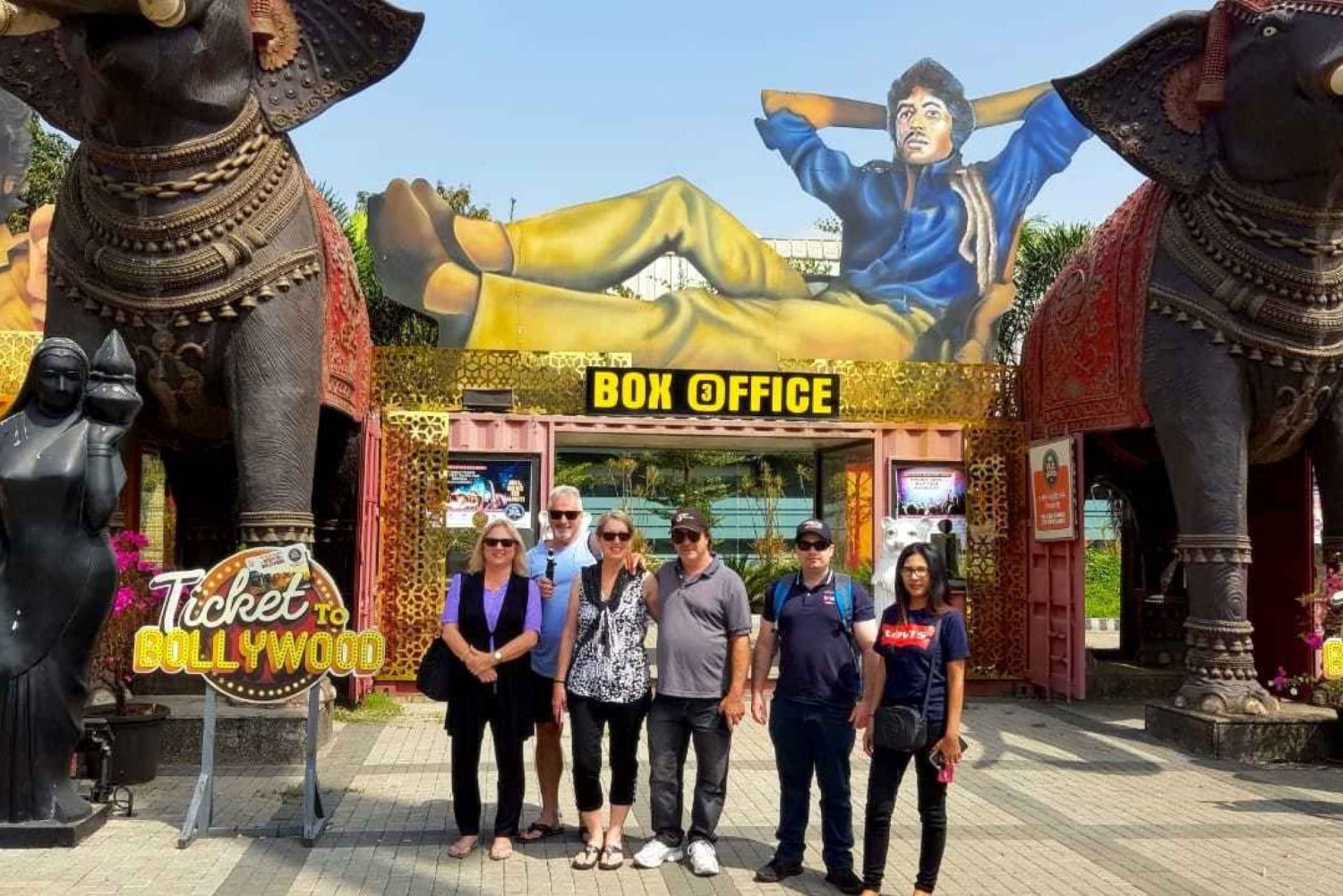 Bollywood Filmcity -kiertue ja tanssiesitys.