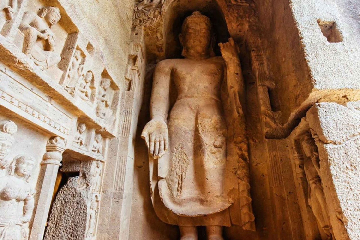ムンバイ：ゴールデン・パゴダ寺院と仏教カニエリ石窟群