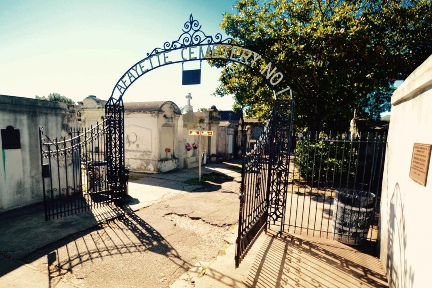 New Orleans: Garden District & Lafayette Cemetery gates Tour