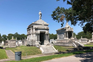 New Orleans: 2.5-Hour City & Cemetery Tour by Bus