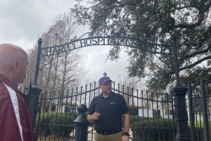 New Orleans: Cemetery Bus Tour At Dark with Exclusive Access