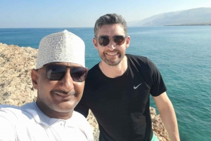 マスカット発：ワディ・シャブ・アドベンチャー、シンクホール＆フィンズ・ビーチ