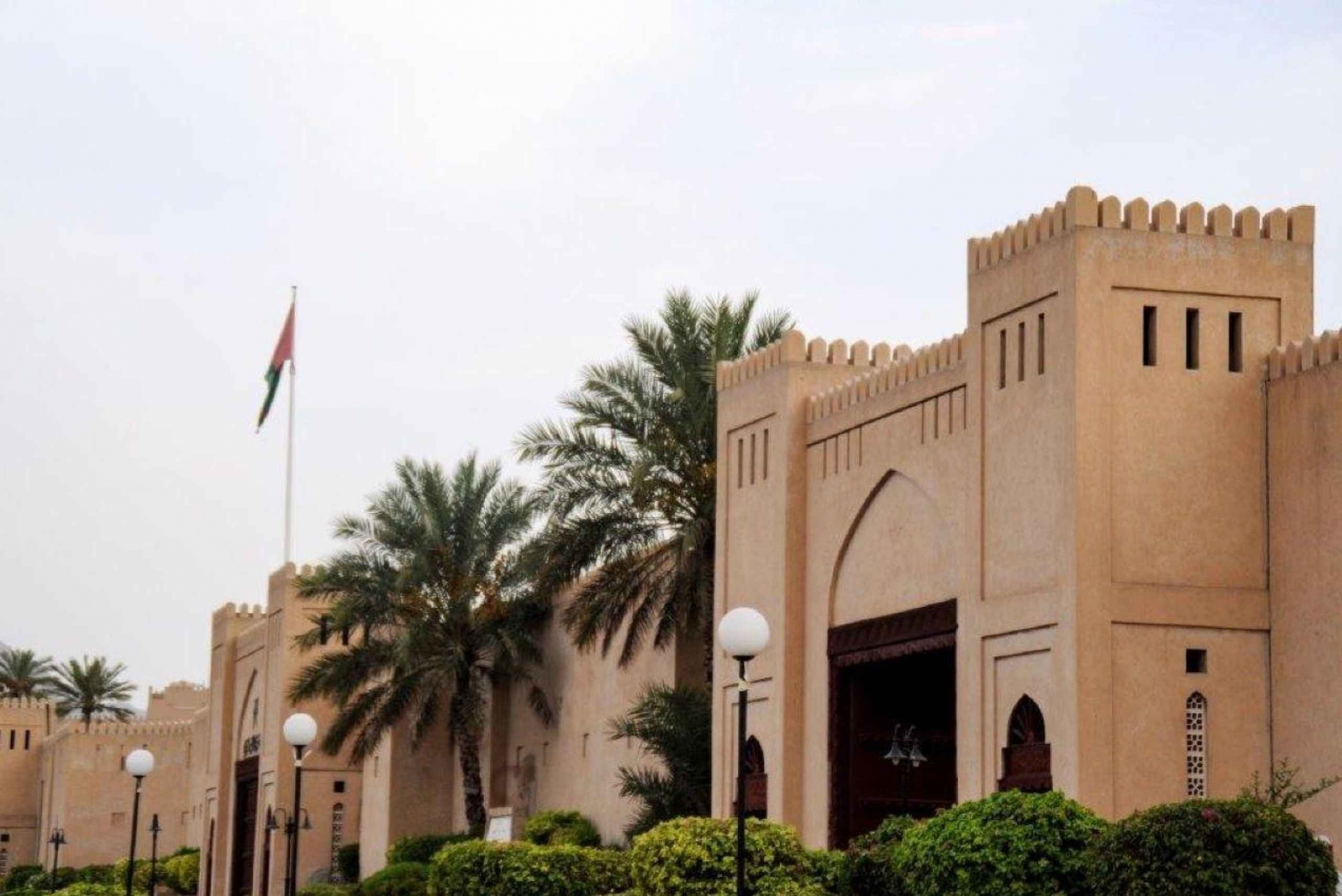 Muscatista: Kokopäiväretki Nizwaan Jabal Akhdariin Birkat Al Moziin.