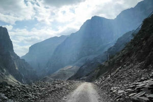 ガイド付きマウンテントアー：サイク高原とワディ・ムアイディンを通る下り坂