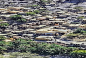 ガイド付きマウンテントアー：サイク高原とワディ・ムアイディンを通る下り坂