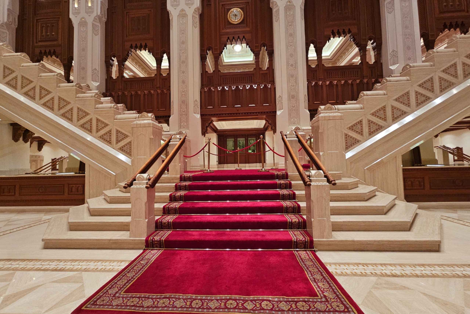 マスカット：伝統的なオマーン料理のランチを楽しむ1日市内ツアーをお楽しみください