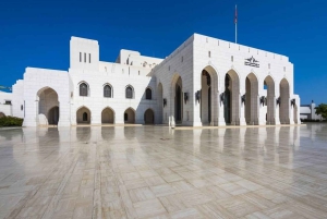 Muscat: byomvisning i gruppe med lokal guide og henting/avlevering