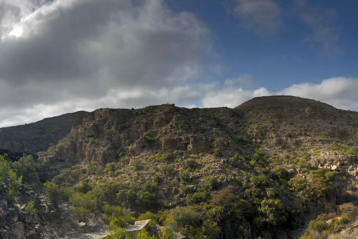 マスカット発：ニズワとジェベル・アクダールの不思議な冒険日帰りツアーをお楽しみください