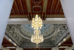 Masqatin sulttaani Qaboosin suurmoskeijan kierros ja omanilainen lounas