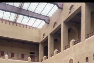 Masqatin sulttaani Qaboosin suurmoskeijan kierros ja omanilainen lounas