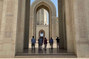 Masqatin sulttaani Qaboosin suurmoskeijan kierros ja omanilainen lounas