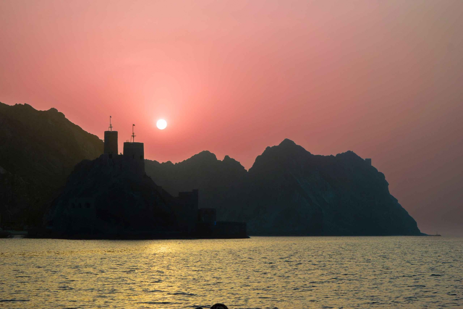 Маскат: круиз на закате с фортами Аль-Джалали и фортами Мирани