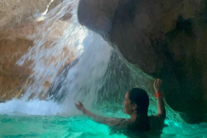 マスカット発：ワディ・シャブ、ロマンチック洞窟、陥没穴 終日ツアー