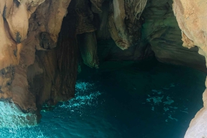 マスカット発：ワディ・シャブ、ロマンチック洞窟、陥没穴 終日ツアー