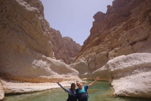 マスカット発：ワディ・シャブ、ロマンチック洞窟、陥没穴 終日ツアー