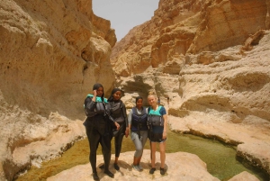 マスカット発：ワディ・シャブ、ロマンチック洞窟、陥没穴 終日ツアー