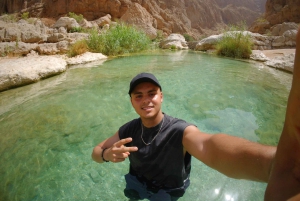 マスカット発：ワディ・シャブ、ロマンチック洞窟、陥没穴 終日ツアー