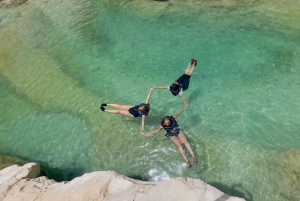 マスカット発：ワディ・シャブ、ロマンチック洞窟、陥没穴 終日ツアー