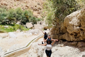 マスカット発：ワディ・シャブ、ロマンチック洞窟、陥没穴 終日ツアー