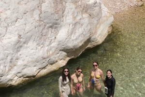 マスカット発：ワディ・シャブ、ロマンチック洞窟、陥没穴 終日ツアー