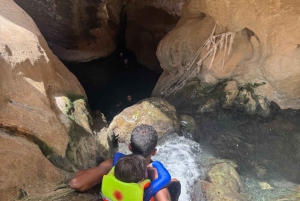 マスカット発：ワディ・シャブ、ロマンチック洞窟、陥没穴 終日ツアー