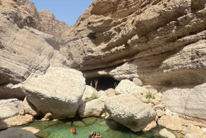 マスカット発：ワディ・シャブ、ロマンチック洞窟、陥没穴 終日ツアー