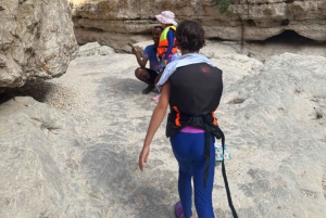 マスカット発：ワディ・シャブ、ロマンチック洞窟、陥没穴 終日ツアー