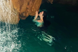 マスカット発：ワディ・シャブ、ロマンチック洞窟、陥没穴 終日ツアー