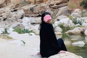 マスカット発：ワディ・シャブ、ロマンチック洞窟、陥没穴 終日ツアー