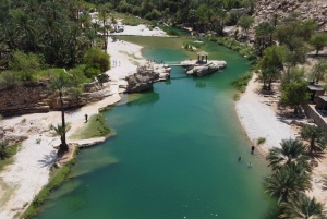 Mascate: excursão guiada em grupo ao deserto de Wahiba e Wadi Bani Khalid