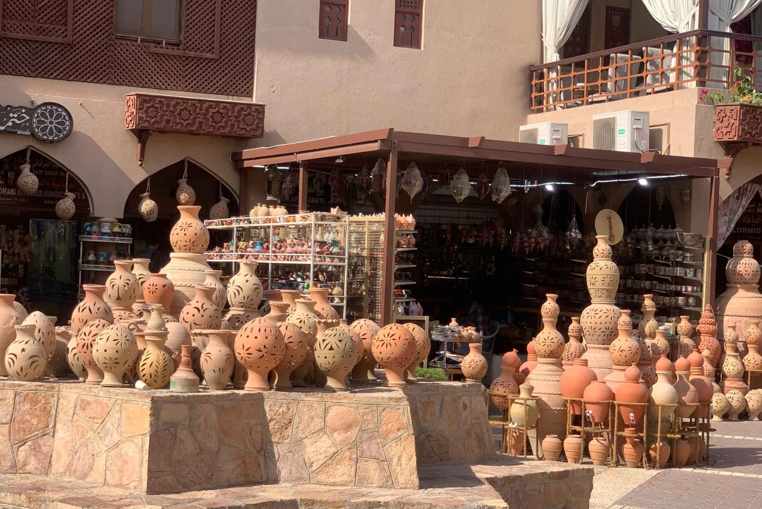 Mascate: Forte de Nizwa, Souq e Birkat Al Mouz com visita guiada + almoço