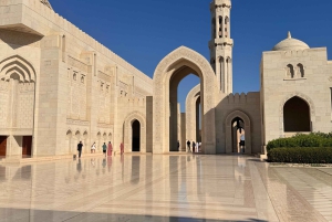 Oman: 4 päivän Wadi, Sur, aavikko, Nizwa ja Muscat -kiertue