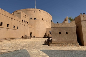 Oman: 4 päivän Wadi, Sur, aavikko, Nizwa ja Muscat -kiertue