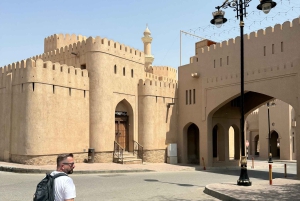 Oman: 4 päivän Wadi, Sur, aavikko, Nizwa ja Muscat -kiertue