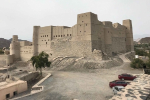 Omã: excursão de aventura de 5 dias com fortes, souqs e montanhas