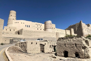 Omã: excursão de aventura de 5 dias com fortes, souqs e montanhas