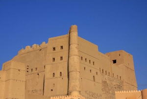 Omã: excursão de aventura de 5 dias com fortes, souqs e montanhas