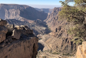 Omã: excursão de aventura de 5 dias com fortes, souqs e montanhas