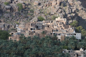 Omã: excursão de aventura de 5 dias com fortes, souqs e montanhas