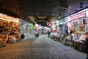 Omã: excursão de aventura de 5 dias com fortes, souqs e montanhas