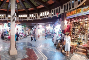 Omã: excursão de aventura de 5 dias com fortes, souqs e montanhas